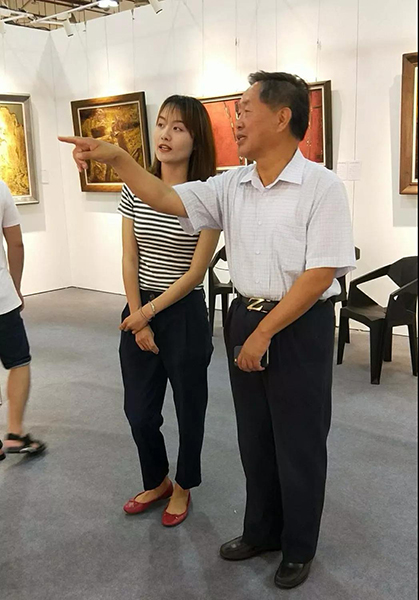 厦门市原副市长潘世建参观莲福文化漆画展区.jpg