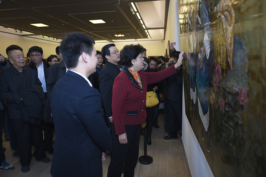 全国人大常委会原副委员长、全国妇联原主席陈至立参观画展并与苏国伟亲切交流.jpg