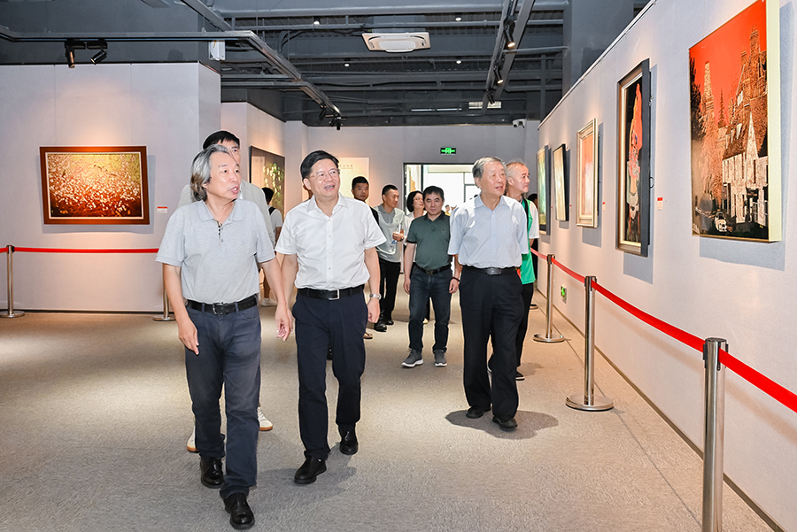 7、厦门市人大常委会副主任吴子东、厦门市政府原副市长潘世建、厦门市文旅局副局长王国娣等领导莅临展览现场参观考察，中国美术家协会漆画艺术委员会主任、厦门市美术家协会主席陈金华，莲福美术馆馆长叶水省陪同参观.jpg